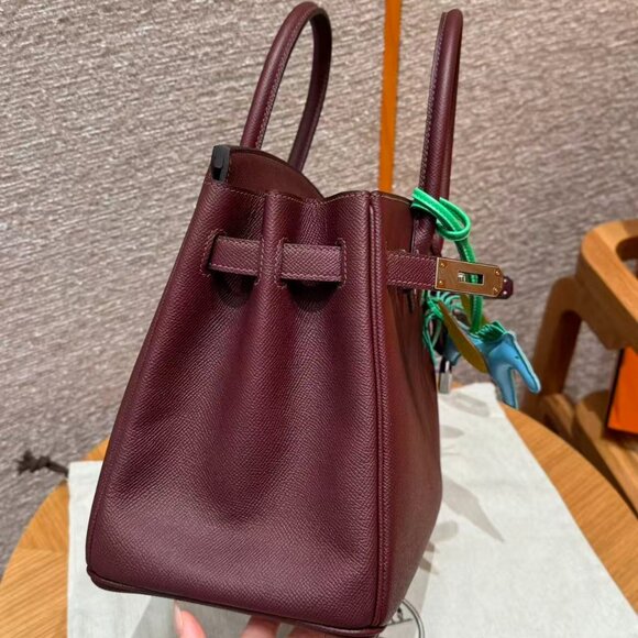 Classic Hermes Bag: A Stylish and Versatile Choice for Elegance - Picture 5 of 6